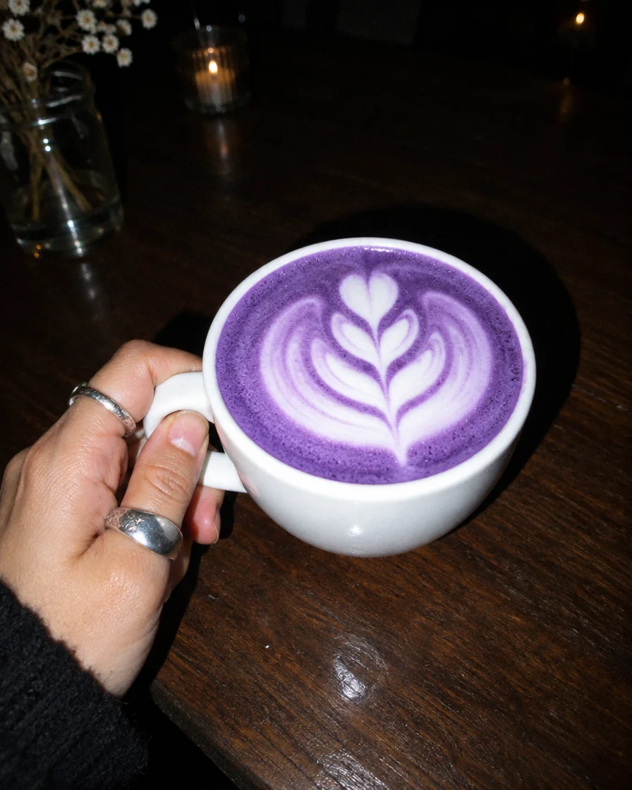 Warmer Ube Latte mit Latte Art von oben