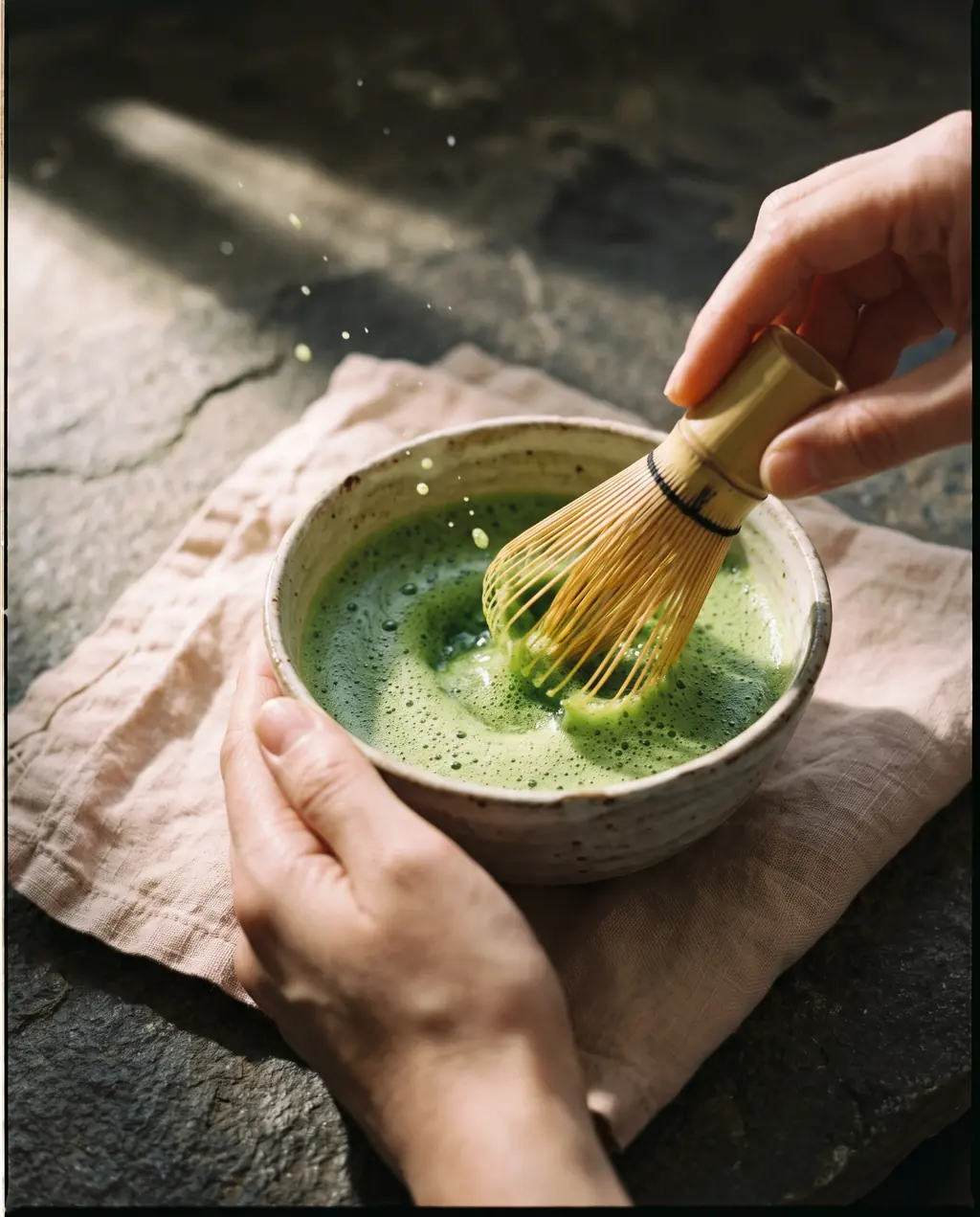 Matcha wird in einer Schale aufgeschlagen