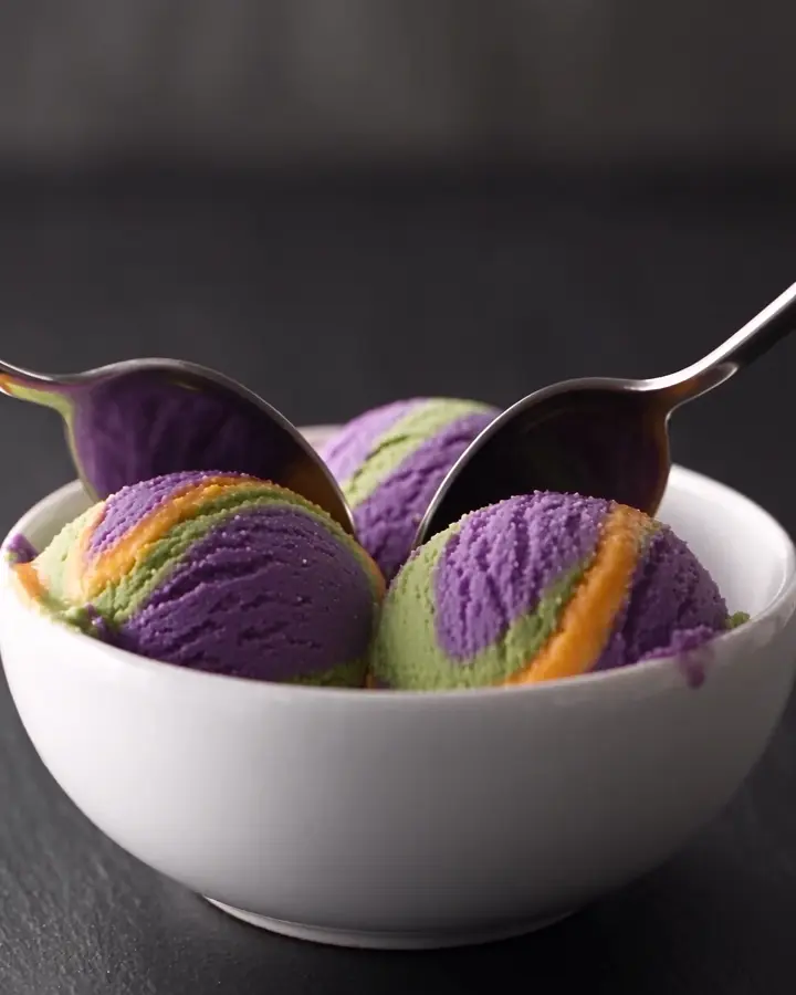 Schaaltje met drie bolletjes ube matcha mango ijs