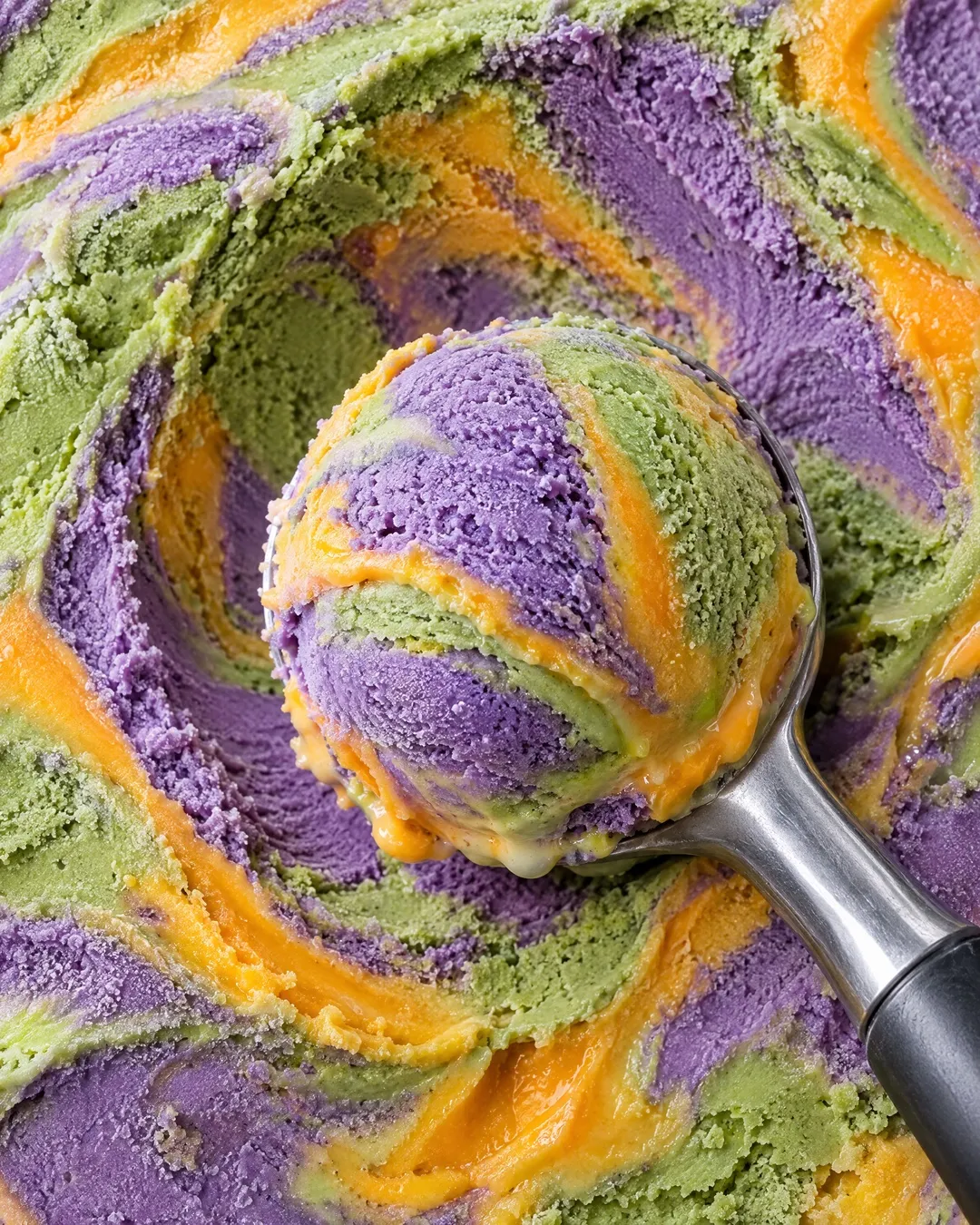 Bolletje ube matcha mango ijs in een ijsschep